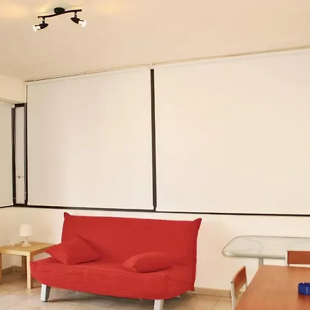 Apt, 4 Apartment *